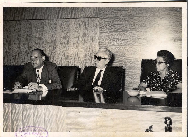 Foto de Alejo Carpentier, Juan Marinello y Vicentina Antuña, conferencia por el centenario de Tagore, 1961. Fondos BNCJM.